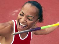 FBsports-梅赛德斯力克阿斯顿马丁，塞恩斯关键制胜，策略与勇气的胜利