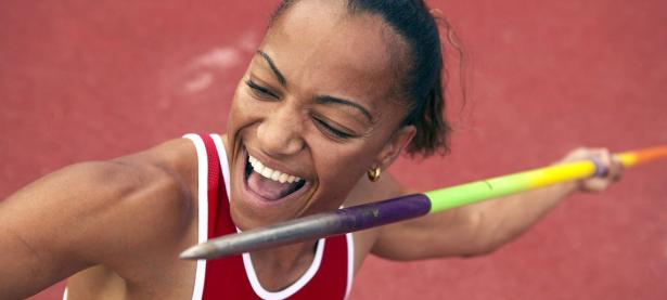 FBsports-梅赛德斯力克阿斯顿马丁，塞恩斯关键制胜，策略与勇气的胜利