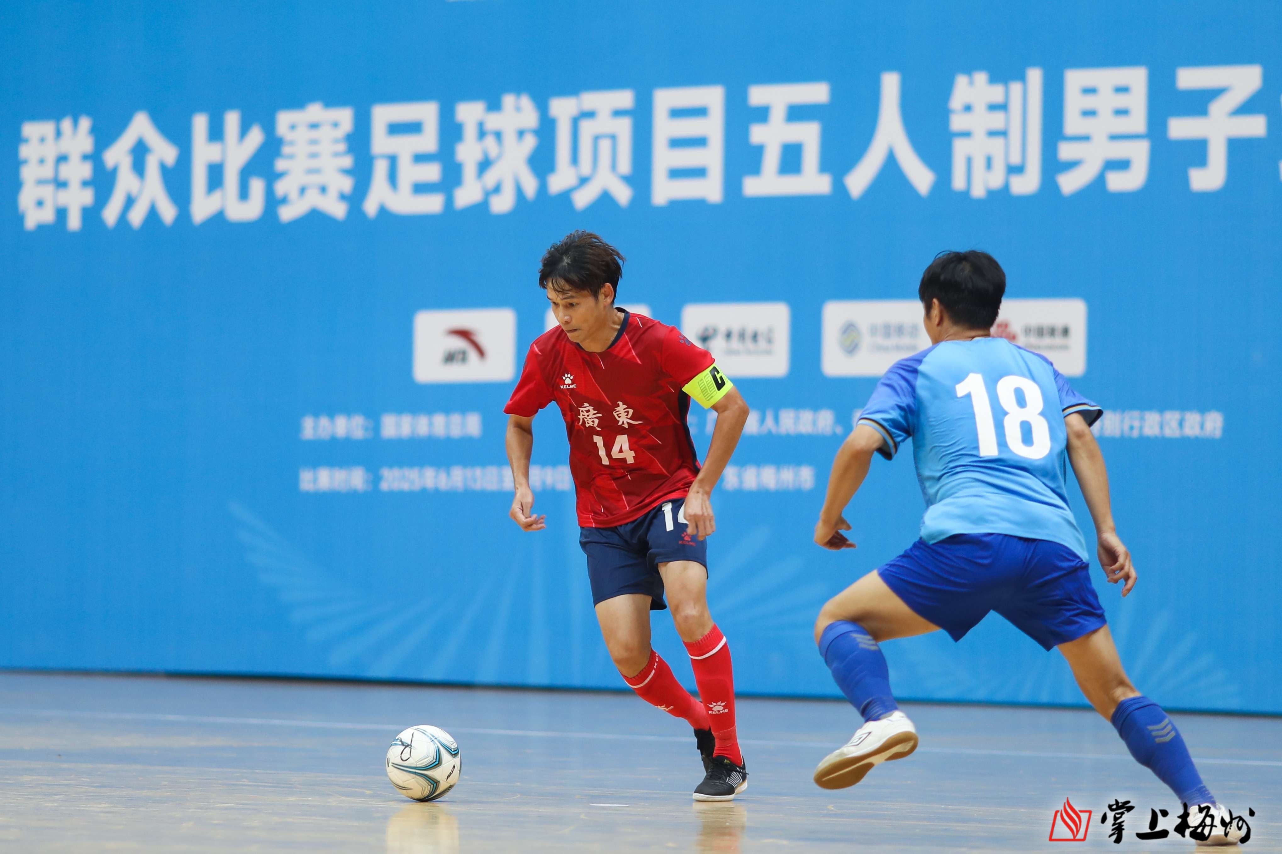 精彩足球比赛过后，球员们互致掌声