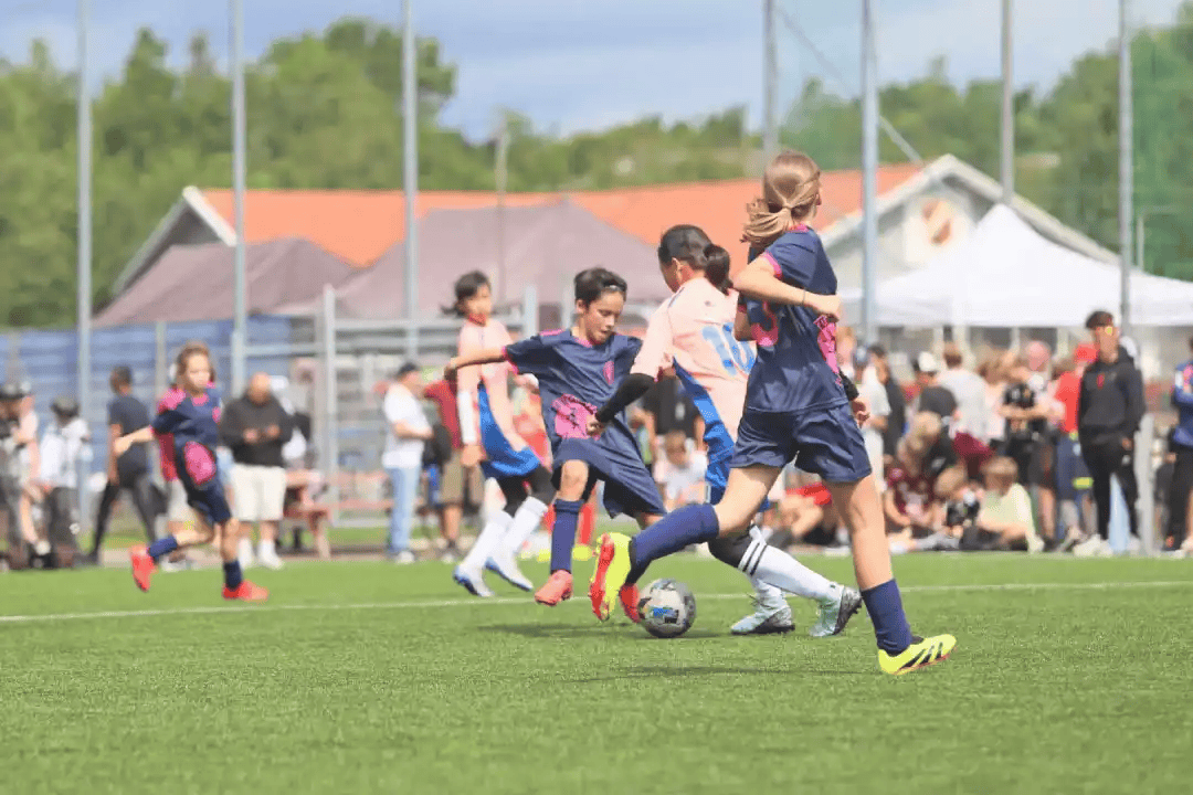 精彩足球比赛过后，球员们互致掌声