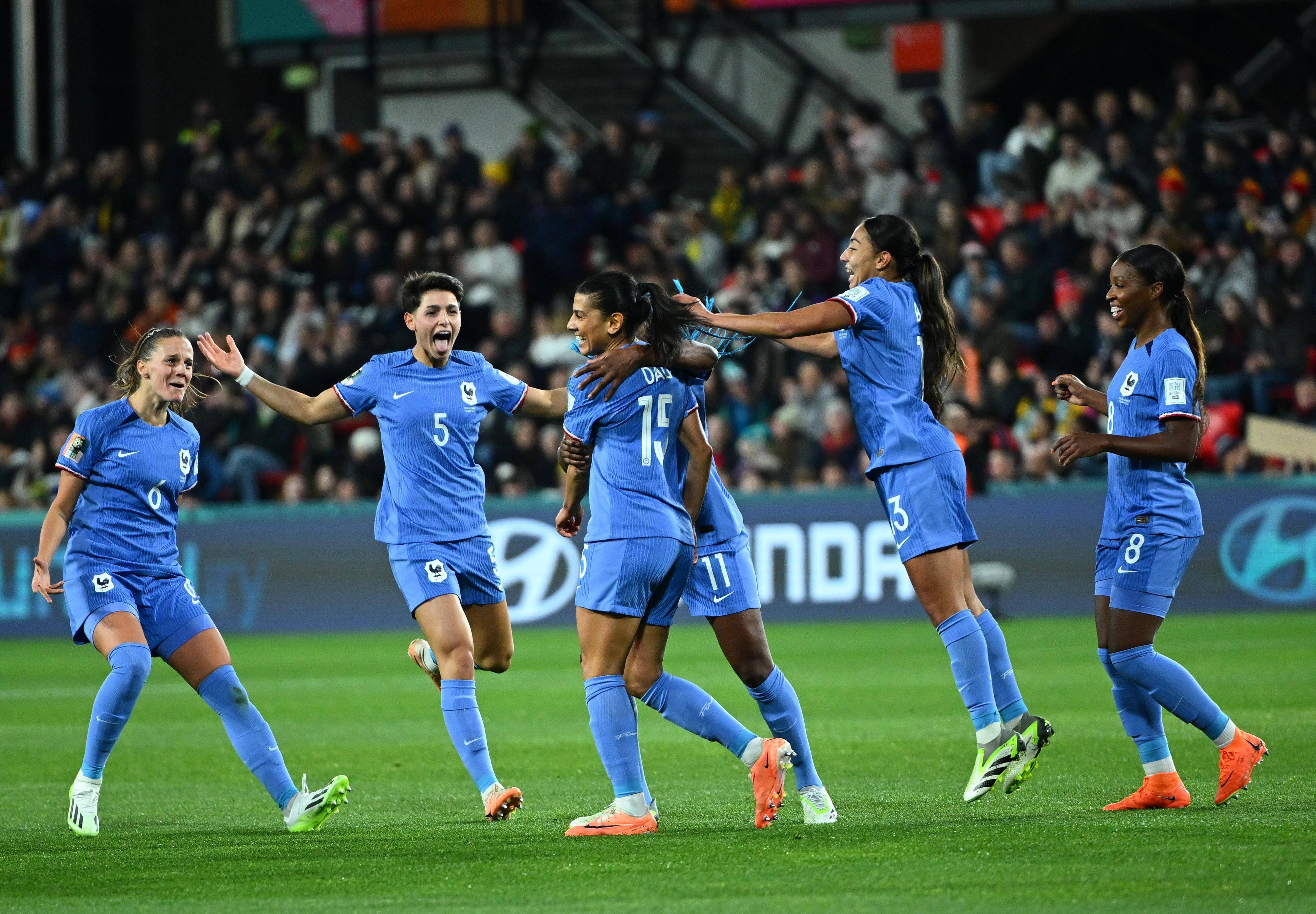 摩洛哥女队与葡萄牙队在比赛中对决