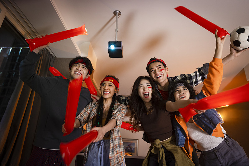 观众们为球员们的出色表现欢呼雀跃