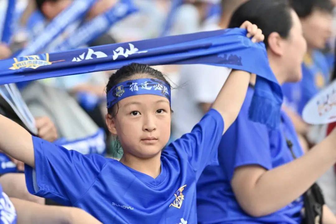 观众们为球员们的出色表现欢呼雀跃