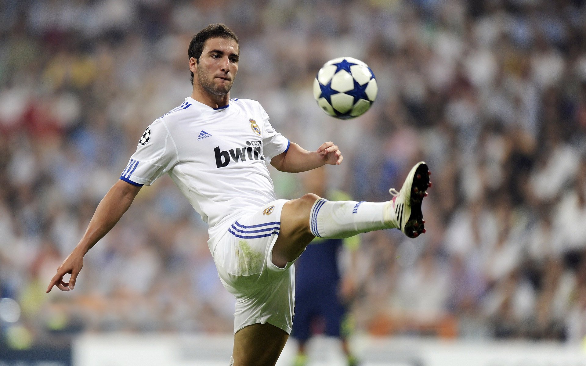 当足球传奇驶入F1赛道，迪巴拉接管之夜与澳大利亚的加纳终结者隐喻